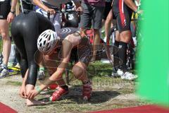 Triathlon Ingolstadt 2015 - Baggersee - Olympische Distanz, Ausstieg aus dem Wasser, Hilfe bei Chip