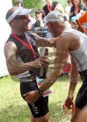 Triathlon Ingolstadt 2011 - Ziel Bierdusche unter Freunden