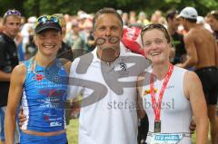 Triathlon Ingolstadt 2011 - Gerhard Budy mit der Siegerin Heidi Jesberger und der Zweitplatzierten Heike Funk