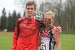 Neuburger Frühjahrswaldlauf 2013 - 7800 Meter - Lauf Cup - Die Sieger, 176 Pirmin Frey und rechts 333 Felicity Milton, TS Herzogenaurach, Siegerin Damen mit Streckenrekord