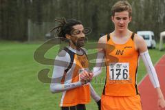 Neuburger Frühjahrswaldlauf 2013 - 7800 Meter - Lauf Cup - links Miguel Lenz (3.Platz)gratuliert dem Sieger Pirmin Frey, Beide MTV Ingolstadt
