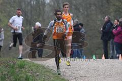 Neuburger Frühjahrswaldlauf 2013 - 7800 Meter - Lauf Cup - Nach der ersten Runde Miguel Lenz als Erster, hinter ihm der spätere Sieger Pirmin Frey auch vom MTV