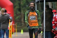 Zucheriger Waldlauf - 9000 Meter - Herren und Damen - Miguel Lenz läuft als Sieger ein Jubel