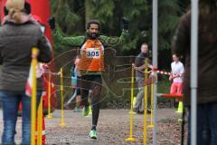 Zucheriger Waldlauf - 9000 Meter - Herren und Damen - Miguel Lenz läuft als Sieger ein Jubel