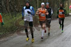 Zucheriger Waldlauf - 9000 Meter - Herren und Damen - nach der zweiten Runde von 4, 310 Danilo Reiche (3.), 329 Julian Sterner (2.) und rechts 305 Miguel Lenz (1.)