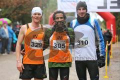 Zucheriger Waldlauf - 9000 Meter - Herren und Damen - Die Sieger bei den Herren, von links Julian Sterner (2.), Miguel Lenz (1.) und rechts Danilo Reiche (3.)