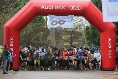 Zucheriger Waldlauf - 9000 Meter - Herren und Damen - Start Tor