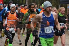 Zucheriger Waldlauf - 9000 Meter - Herren und Damen - am Start noch alle beieinander - mitte späterer Sieger Miguel Lenz und rechts spätere Siegerin Maria Paulig