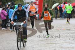 Zucheriger Waldlauf - 9000 Meter - Herren und Damen - Miguel Lenz 305 hat in der letzten Runde die Führung übernommen