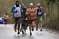 Zucheriger Waldlauf - 9000 Meter - Herren und Damen - nach der 1. Runde von 4, Nr. 329 die spätere Zweite, Julian Sterner und links 310 Drittplatzierter Danilo Reiche