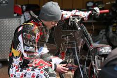Speedway - Vierländer Vergleichskampf in Neustadt/Donau - Michael Härtel beim Schrauben - Foto: Jürgen Meyer