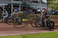 Speedway - Vierländer Vergleichskampf in Neustadt/Donau - Am Start roter Helm Michael Härtel - Foto: Jürgen Meyer