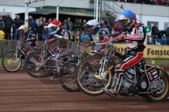 Speedway - Vierländer Vergleichskampf in Neustadt/Donau - Michael Härtel roter Helm beim Start - Foto: Jürgen Meyer