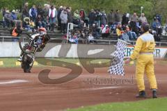 Speedway - Vierländer Vergleichskampf in Neustadt/Donau - Martin Smolinski roter Helm im Zieldurchlauf als Erster - Foto: Jürgen Meyer