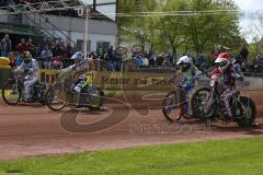 Speedway - Vierländer Vergleichskampf in Neustadt/Donau - Am Start roter Helm Michael Härtel - Foto: Jürgen Meyer