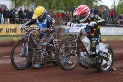 Speedway - Vierländer Vergleichskampf in Neustadt/Donau - Martin Smolinski roter Helm beim Start - Foto: Jürgen Meyer
