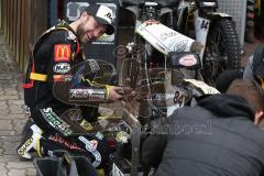 Speedway - Vierländer Vergleichskampf in Neustadt/Donau - Martin Smolinski beim Schrauben - Foto: Jürgen Meyer