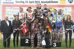 Speedway - Vierländer Vergleichskampf in Neustadt/Donau - Siegerehrung - Siegerehrung beim Speedway-Viernationenkampf in Neustadt Donau mit Sieger Deutschland, vor Dänemark Platz 2 ,Schweden Platz 3 und 4.Platz Finnland - Foto: Jürgen Meyer