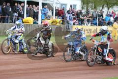 Speedway - Vierländer Vergleichskampf in Neustadt/Donau - Martin Smolinski roter Helm beim Start - Foto: Jürgen Meyer