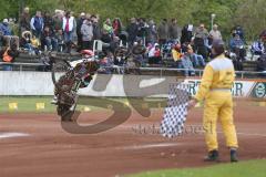 Speedway - Vierländer Vergleichskampf in Neustadt/Donau - Martin Smolinski roter Helm im Zieldurchlauf als Erster - Foto: Jürgen Meyer