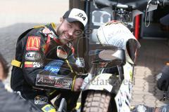 Speedway - Vierländer Vergleichskampf in Neustadt/Donau - Martin Smolinski beim Schrauben - Foto: Jürgen Meyer