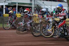 Speedway - Vierländer Vergleichskampf in Neustadt/Donau - Michael Härtel roter Helm beim Start - Foto: Jürgen Meyer