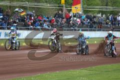 Speedway - Vierländer Vergleichskampf in Neustadt/Donau - Martin Smolinski roter Helm beim Start - Foto: Jürgen Meyer