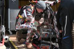 Speedway - Vierländer Vergleichskampf in Neustadt/Donau - Michael Härtel beim Schrauben - Foto: Jürgen Meyer