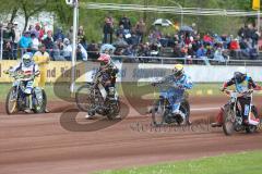Speedway - Vierländer Vergleichskampf in Neustadt/Donau - Martin Smolinski roter Helm beim Start - Foto: Jürgen Meyer