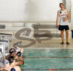 SC Delphin Training - Trainer Pietsch erklärt den Schwimmern die nächste Übung