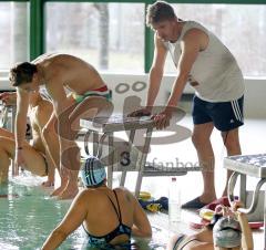 SC Delphin Training - Trainer Steffen Pietsch gibt Anweisungen. Unten Janine Pietsch