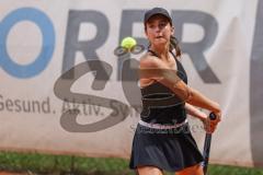 Tennis Ingolstadt Jugend Stadtmeisterschaft; Luisa Jung (blaues Shirt) gewinnt gegen Lucia Milocco Andres (schwarzes Shirt), beide STC Rot-Weiß Ingolstadt