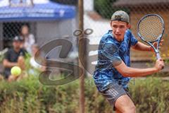 Tennis Ingolstadt Jugend Stadtmeisterschaft; Leopold Spörer (blaues Shirt) gewinnt gegen Henry Hampe (weisses Shirt) vom STC RW Ingolstadt