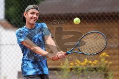 Tennis Ingolstadt Jugend Stadtmeisterschaft; Leopold Spörer (blaues Shirt) gewinnt gegen Henry Hampe (weisses Shirt) vom STC RW Ingolstadt