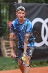 Tennis Ingolstadt Jugend Stadtmeisterschaft; Leopold Spörer (blaues Shirt) gewinnt gegen Henry Hampe (weisses Shirt) vom STC RW Ingolstadt