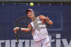 Tennis Ingolstadt Jugend Stadtmeisterschaft; Leopold Spörer (blaues Shirt) gewinnt gegen Henry Hampe (weisses Shirt) vom STC RW Ingolstadt