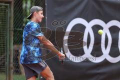 Tennis Ingolstadt Jugend Stadtmeisterschaft; Leopold Spörer (blaues Shirt) gewinnt gegen Henry Hampe (weisses Shirt) vom STC RW Ingolstadt