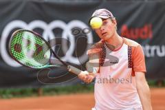 Tennis Ingolstadt Jugend Stadtmeisterschaft; Leopold Spörer (blaues Shirt) gewinnt gegen Henry Hampe (weisses Shirt) vom STC RW Ingolstadt