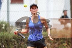 Tennis Ingolstadt Jugend Stadtmeisterschaft; Luisa Jung (blaues Shirt) gewinnt gegen Lucia Milocco Andres (schwarzes Shirt), beide STC Rot-Weiß Ingolstadt