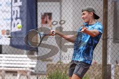 Tennis Ingolstadt Jugend Stadtmeisterschaft; Leopold Spörer (blaues Shirt) gewinnt gegen Henry Hampe (weisses Shirt) vom STC RW Ingolstadt