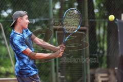 Tennis Ingolstadt Jugend Stadtmeisterschaft; Leopold Spörer (blaues Shirt) gewinnt gegen Henry Hampe (weisses Shirt) vom STC RW Ingolstadt