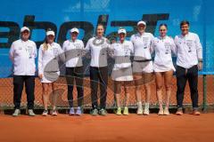 Tennis - 2. Bundesliga - 2026 - Consultens Tennisteam Manching - TC Blau Weiß Homburg 1 - Mannschaftsbild Manching - voli nach rechts Headcouch Petr Panak, Veronika Sekerkova, Laura Samson, Denise Satralova, Sofie Hettlerova, Denisa Zoldakova, Luisa Schru