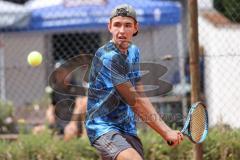 Tennis Ingolstadt Jugend Stadtmeisterschaft; Leopold Spörer (blaues Shirt) gewinnt gegen Henry Hampe (weisses Shirt) vom STC RW Ingolstadt