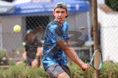 Tennis Ingolstadt Jugend Stadtmeisterschaft; Leopold Spörer (blaues Shirt) gewinnt gegen Henry Hampe (weisses Shirt) vom STC RW Ingolstadt