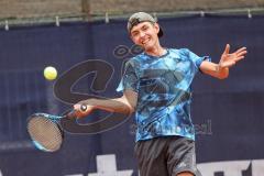 Tennis Ingolstadt Jugend Stadtmeisterschaft; Leopold Spörer (blaues Shirt) gewinnt gegen Henry Hampe (weisses Shirt) vom STC RW Ingolstadt