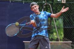 Tennis Ingolstadt Jugend Stadtmeisterschaft; Leopold Spörer (blaues Shirt) gewinnt gegen Henry Hampe (weisses Shirt) vom STC RW Ingolstadt