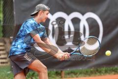 Tennis Ingolstadt Jugend Stadtmeisterschaft; Leopold Spörer (blaues Shirt) gewinnt gegen Henry Hampe (weisses Shirt) vom STC RW Ingolstadt