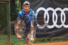 Tennis Ingolstadt Jugend Stadtmeisterschaft; Leopold Spörer (blaues Shirt) gewinnt gegen Henry Hampe (weisses Shirt) vom STC RW Ingolstadt