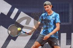 Tennis Ingolstadt Jugend Stadtmeisterschaft; Leopold Spörer (blaues Shirt) gewinnt gegen Henry Hampe (weisses Shirt) vom STC RW Ingolstadt