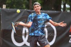 Tennis Ingolstadt Jugend Stadtmeisterschaft; Leopold Spörer (blaues Shirt) gewinnt gegen Henry Hampe (weisses Shirt) vom STC RW Ingolstadt